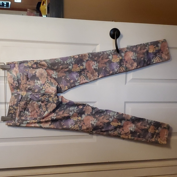 Studio F floral jeans size 8 skinny! - Picture 2 of 4